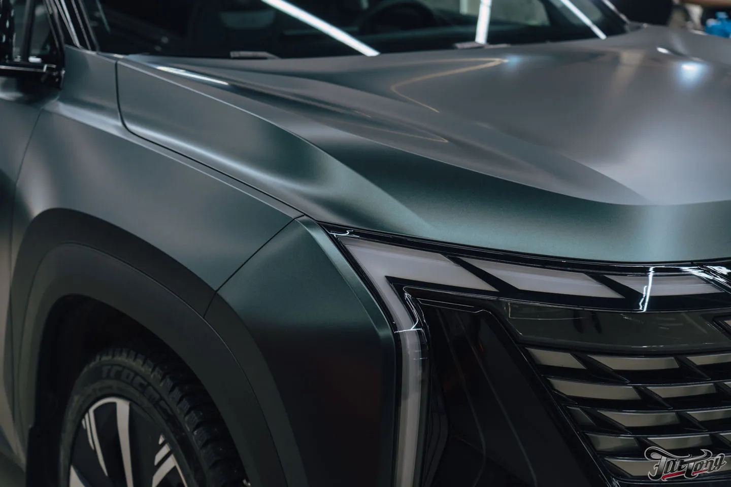 Подарок для будущей супруги: оклеили Geely Atlas матовым винилом, переднюю часть забронировали полиуретаном, добавили глянцевые наклейки + защита глянца в салоне, керамика пленки и кожи